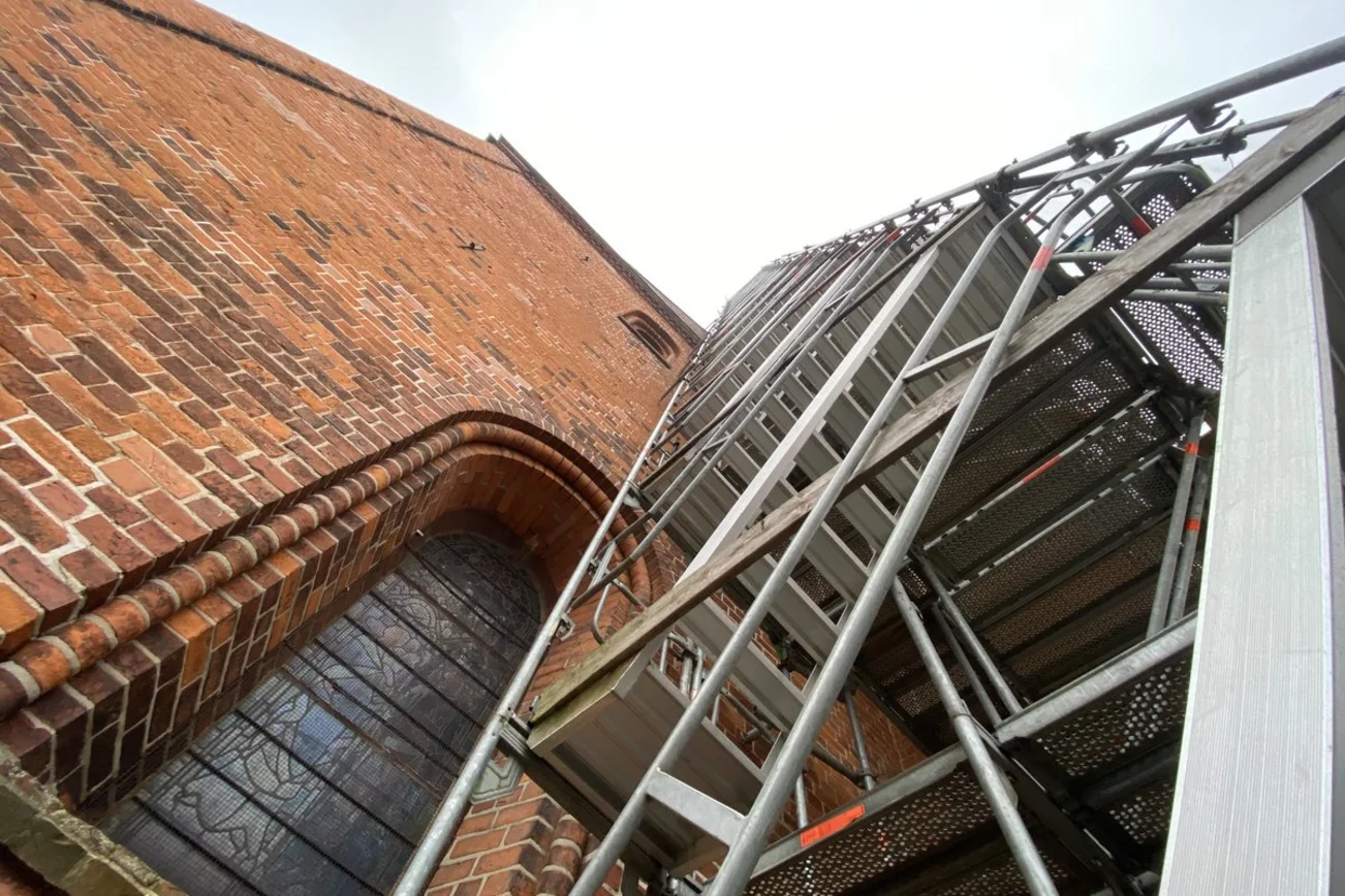 Blick auf das Baugerüst am Turm des Ratzeburger Doms.