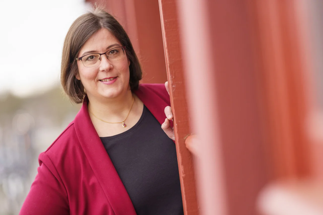 Eine Frau schaut in die Kamera. 