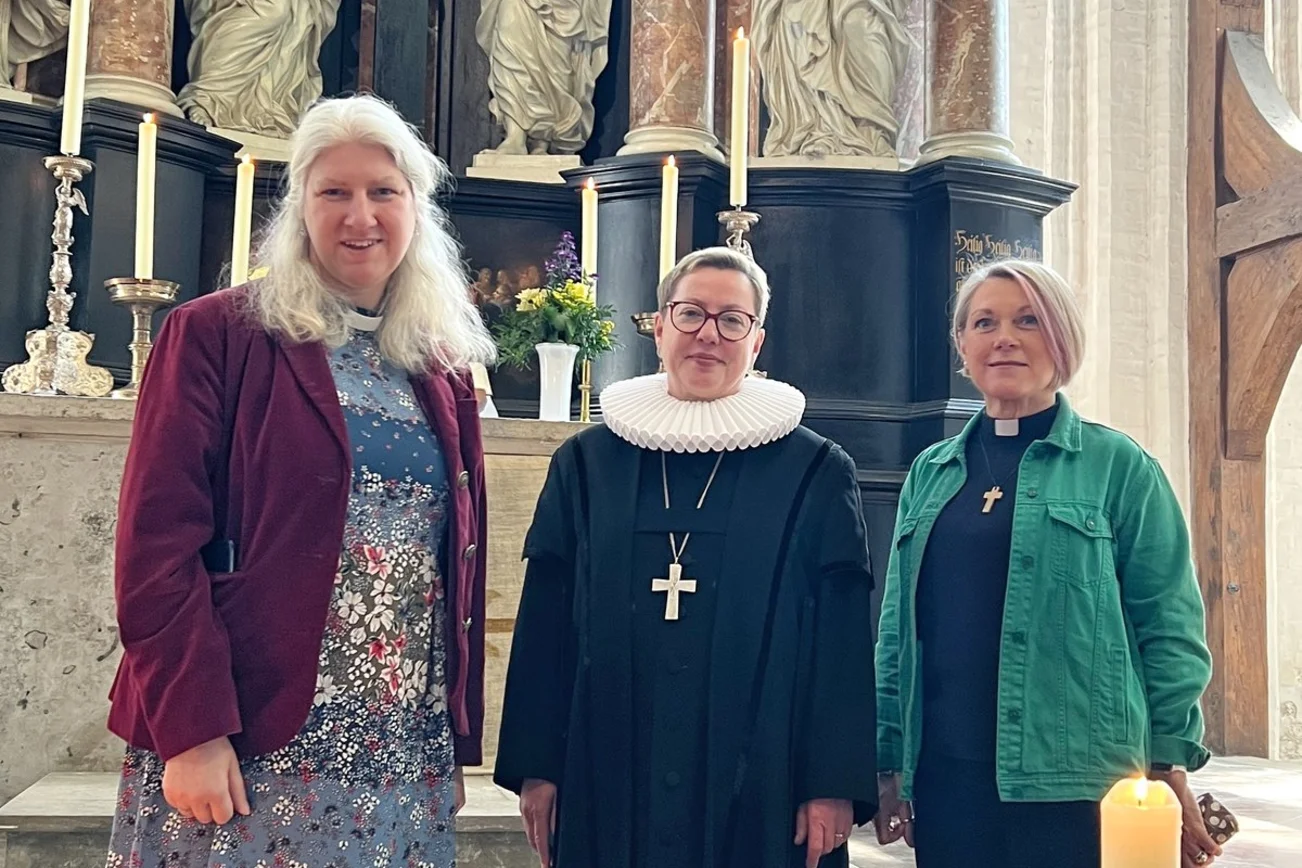Drei Frauen in einer Kirche