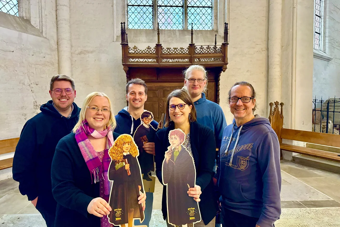 Eine Gruppe von Menschen in einer Kirche