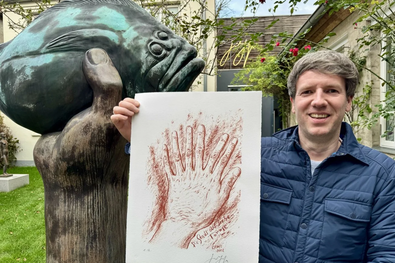 Ein Mann hält ein Bild in den Händen