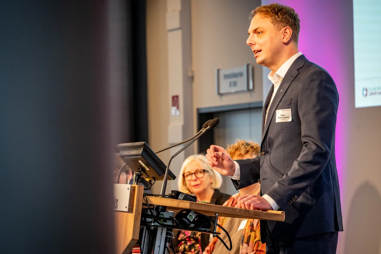 Ein Mann steht am Rednerpult