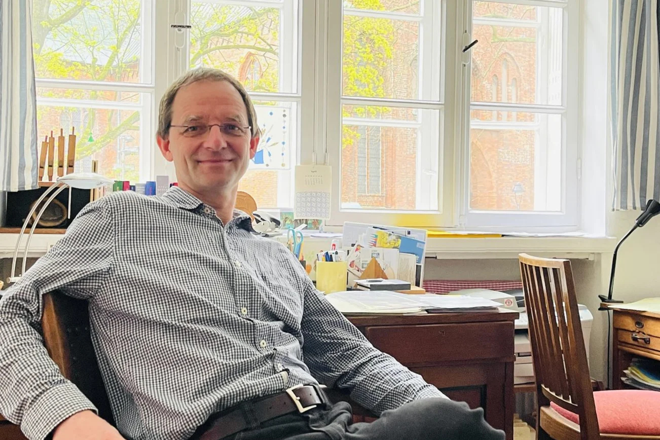 Ein Mann sitzt in einem Büro. 