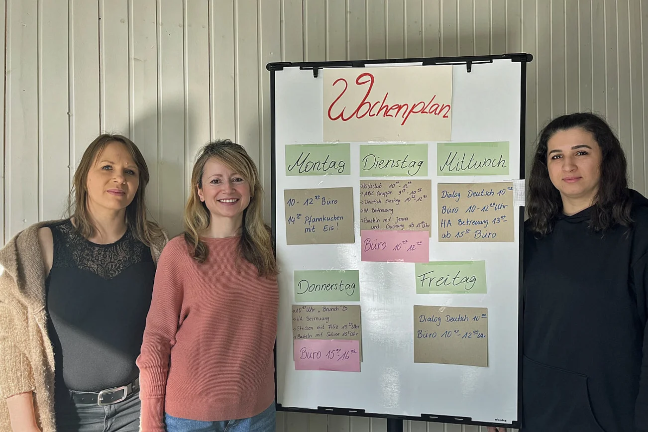 Drei Frauen stehen an einem Flipchart.
