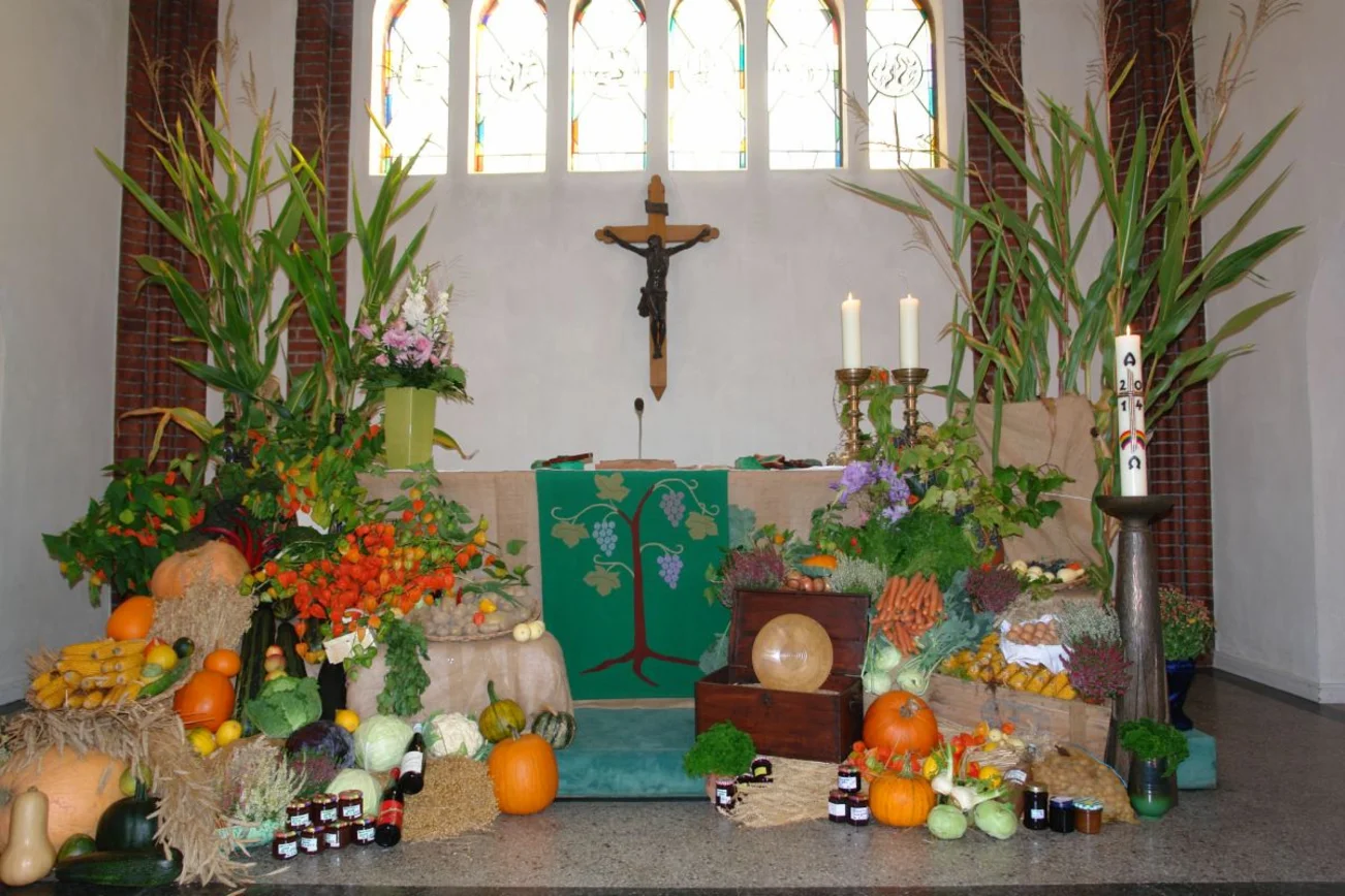 Altar zu beiden Seiten geschmückt mit Obst, Gemüse und Getreide