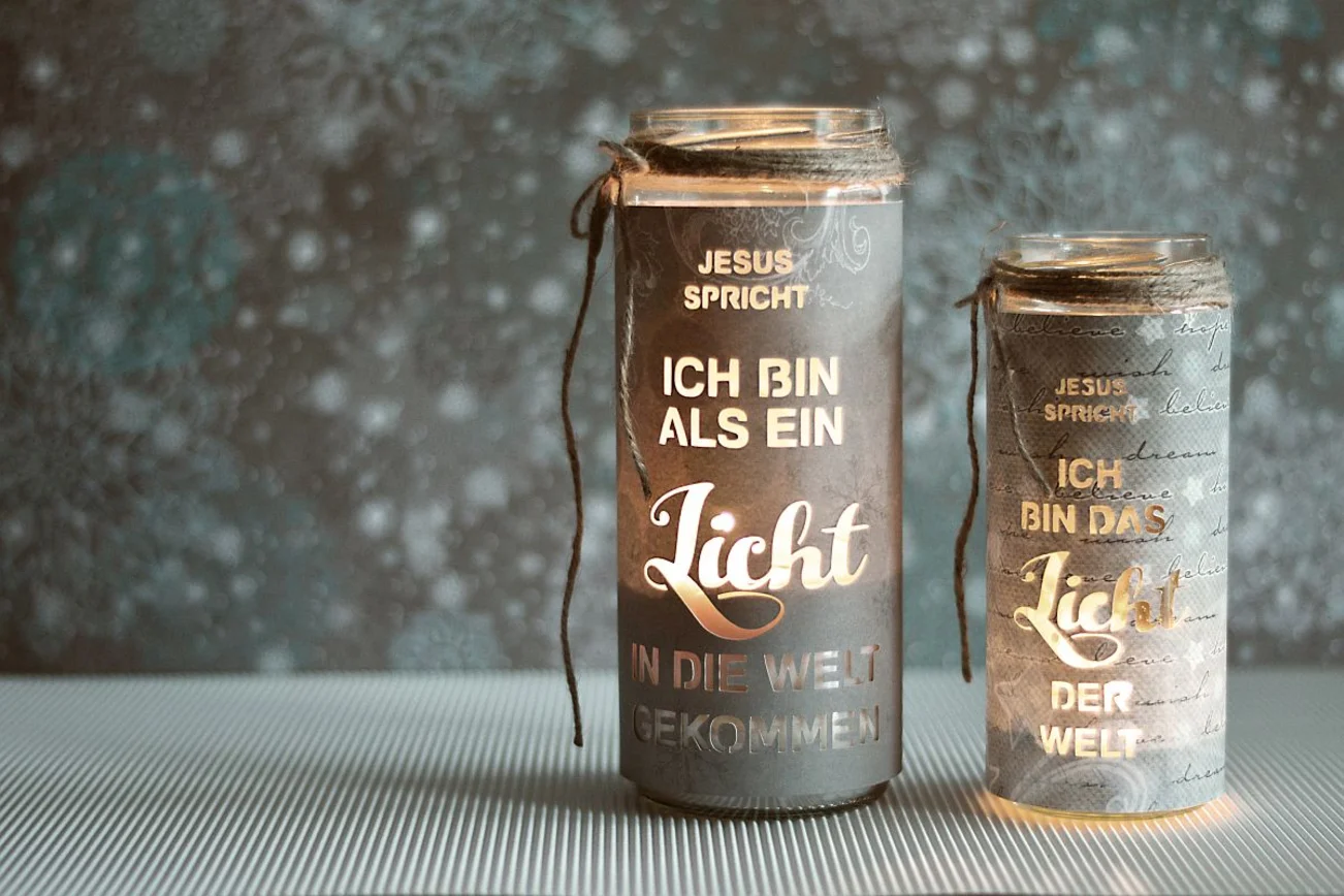 Zwei Laternen mit Text