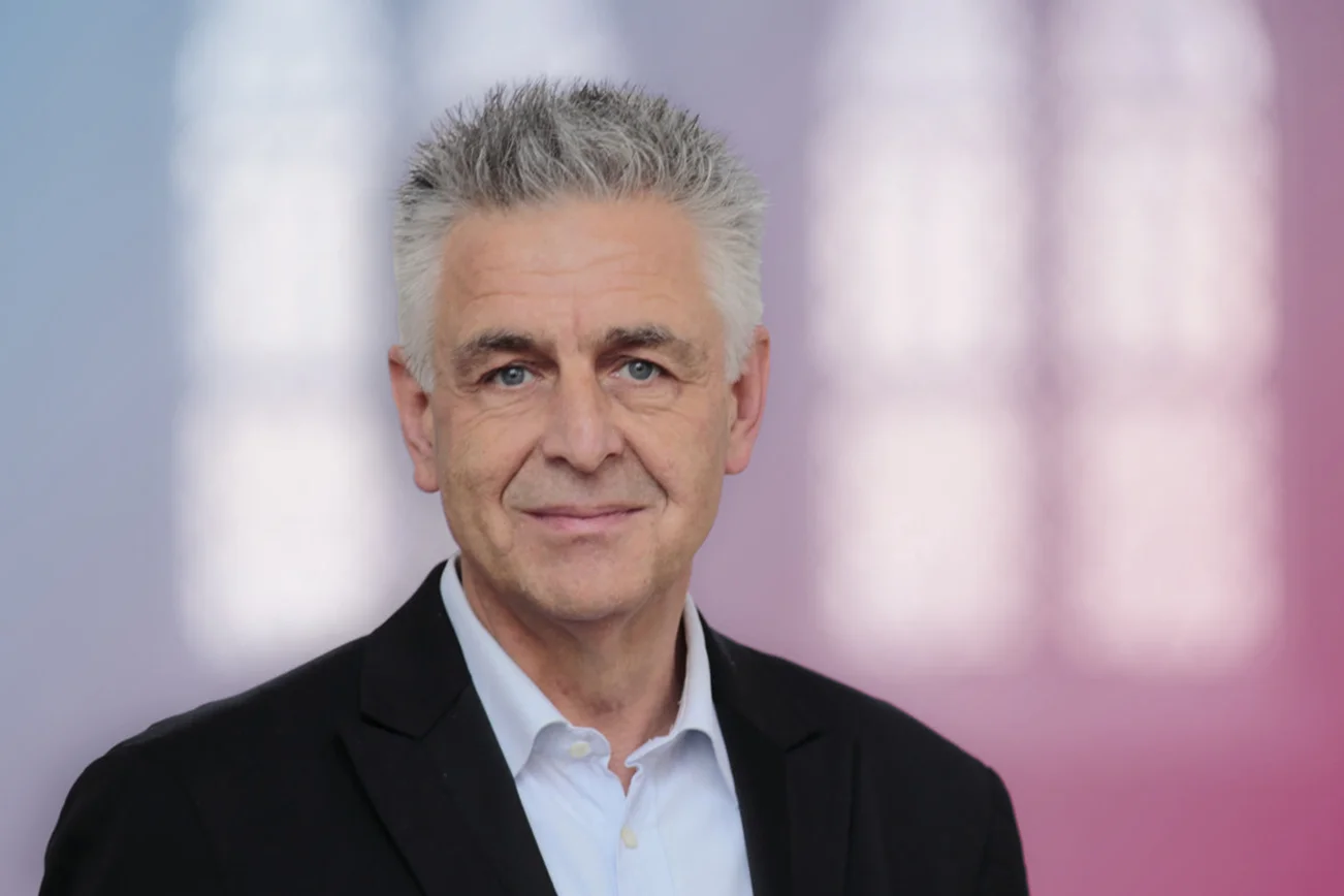 EinMann in einer Kirche 