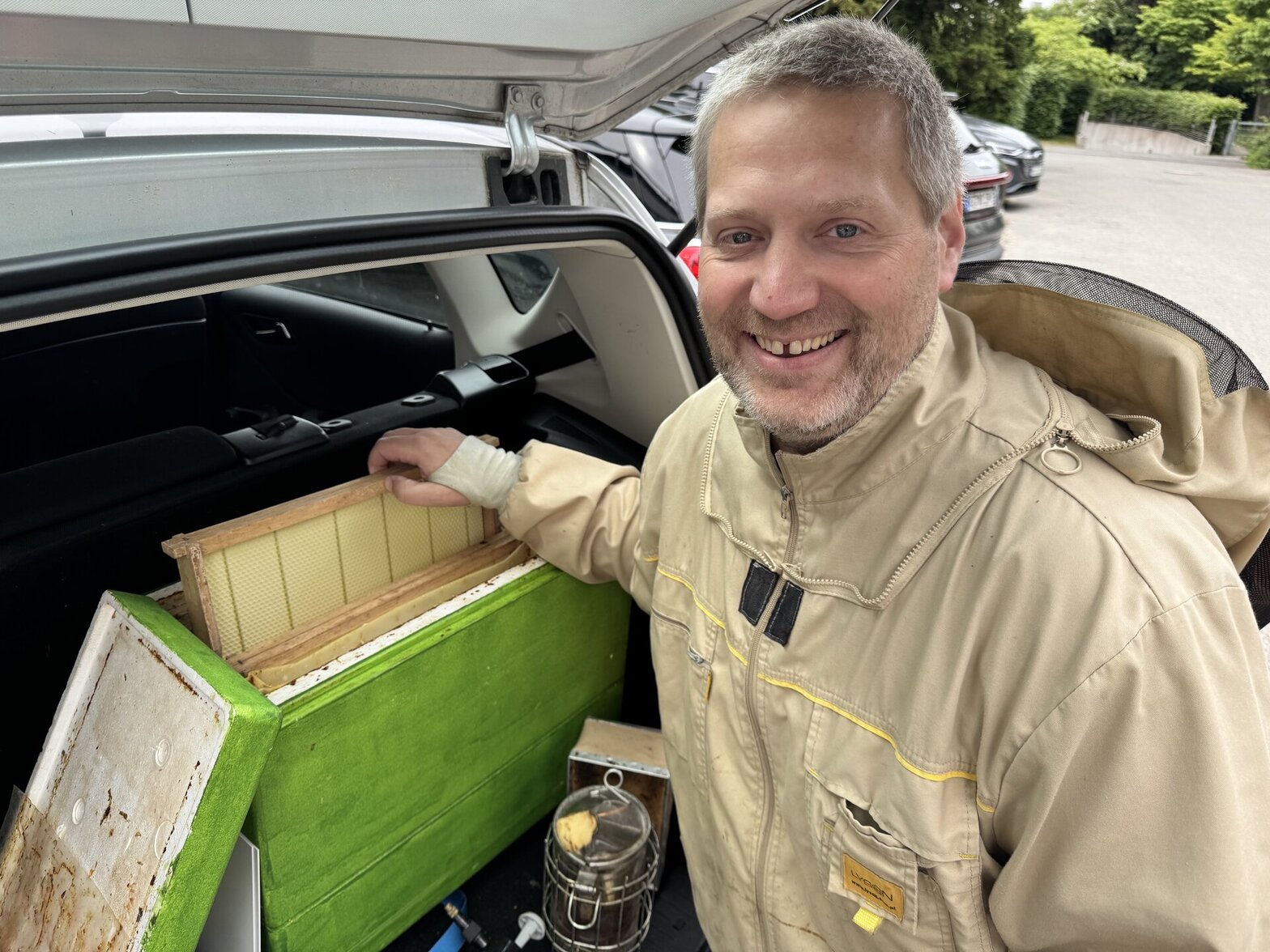 Ein Mann zeigt einen Bienenstock
