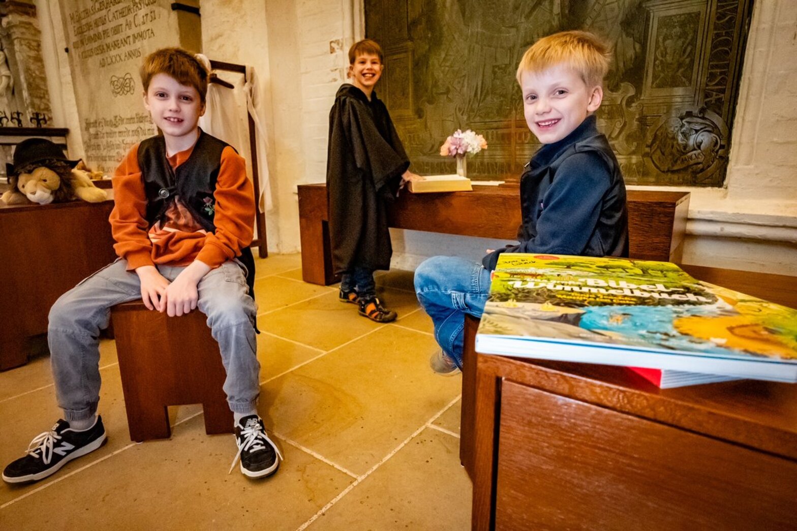 Kinder in einer Kirche 