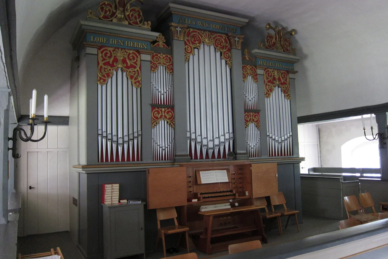 Orgel auf einer Empore