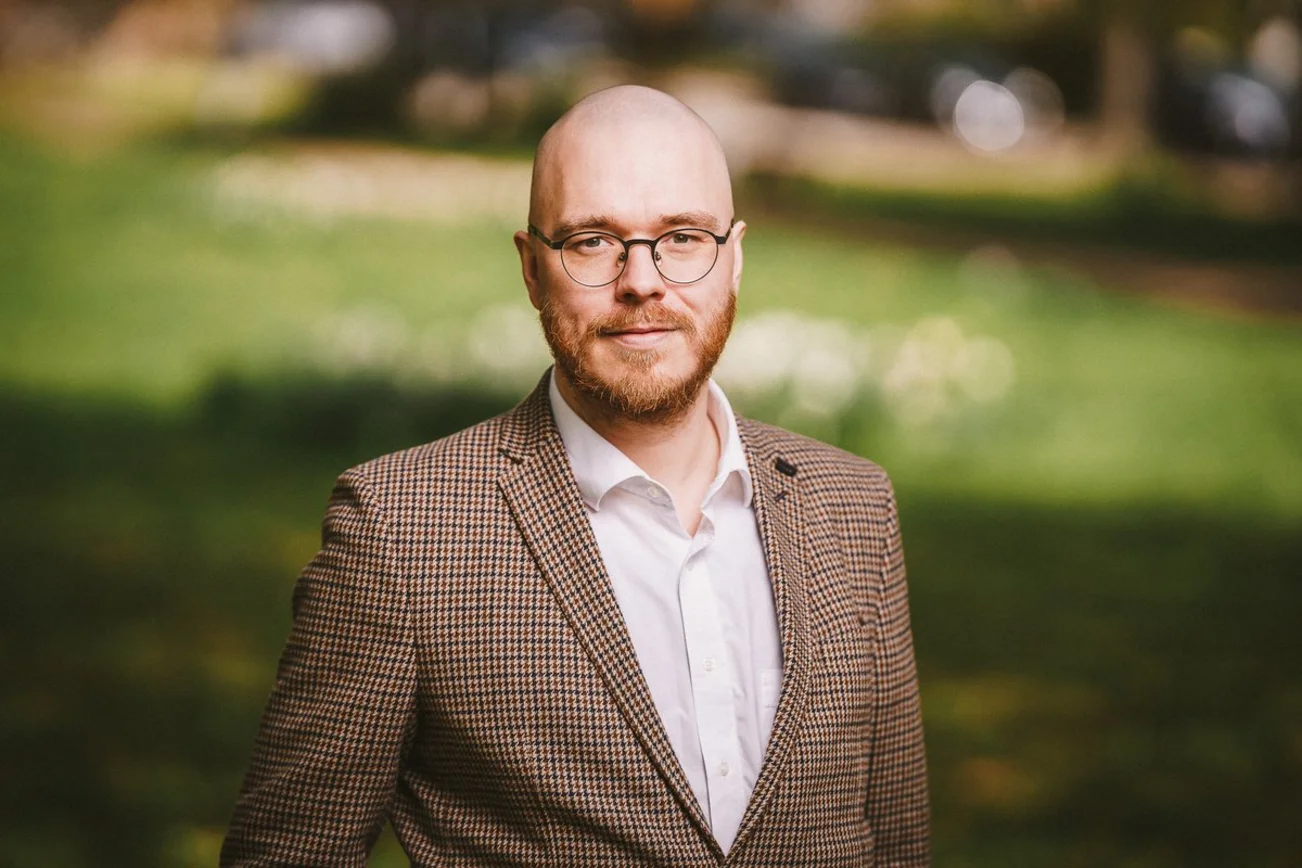 Mann lächelt in die Kamera