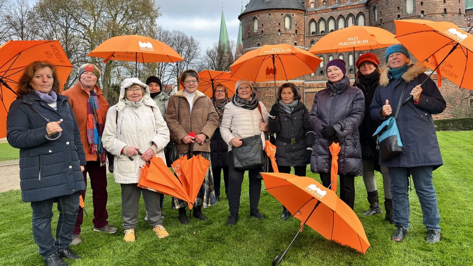 Menschen vorm Holstentor