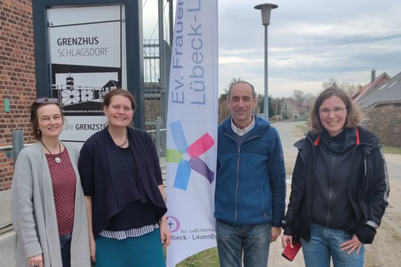 Irene Pabst, Silke Meyer, Andreas Wagner und Andrea Czichy vor dem Grenzhus in Schlagsdorf