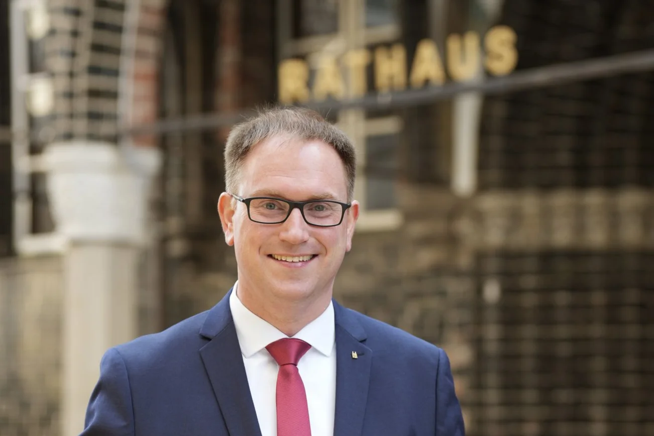 Ein Mann lächelt in die Kamera