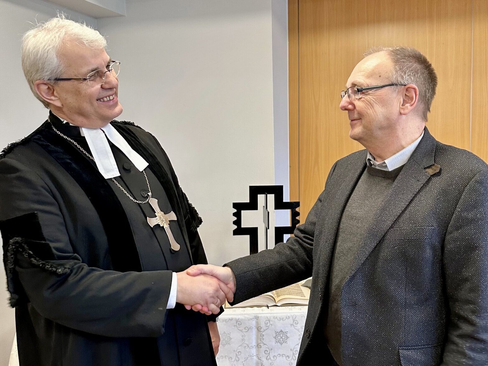 Ein Mann gibt einem anderen Mann die Hand.