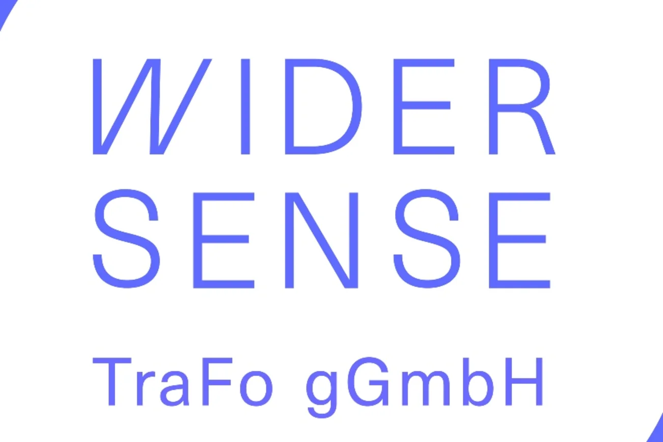 Die Aufschrift Wider Sense TraFo gGmbH in blauer Schriit auf  weißem Grund. Oben links und unten rechts findet sich blaue Elemente in den Ecken eines gedachten Quadrats