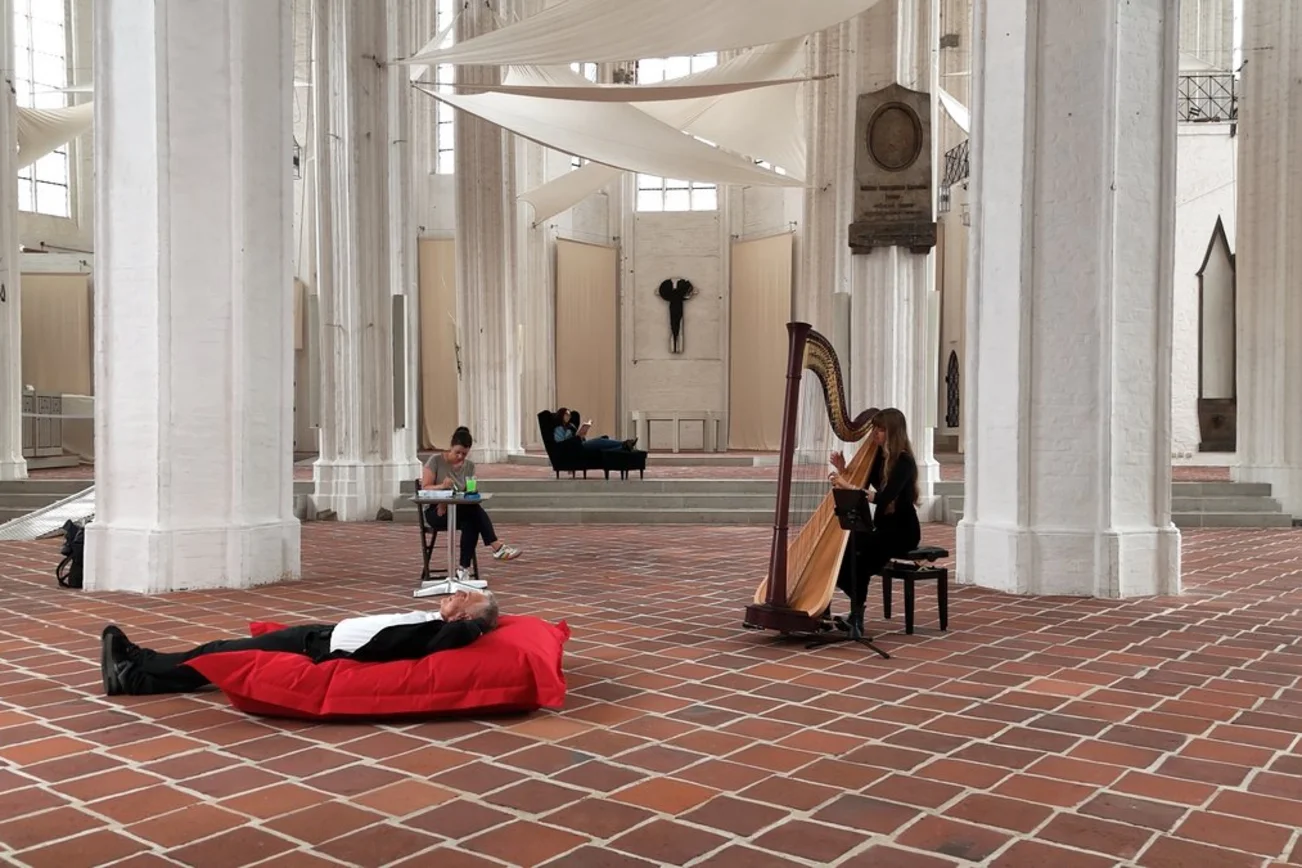 Menschen in einer Kirche 