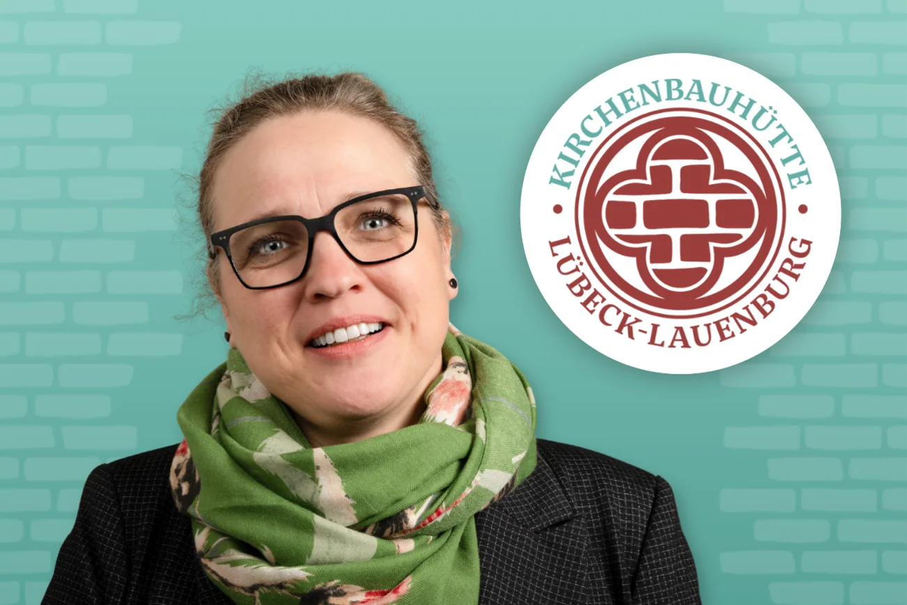 Eine Frau schaut in die Kamera. Neben ihr ist ein Logo.