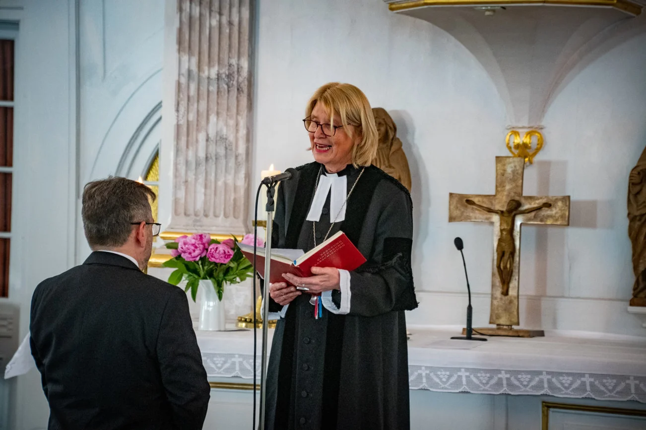 Zwei Personen in einer Kirche
