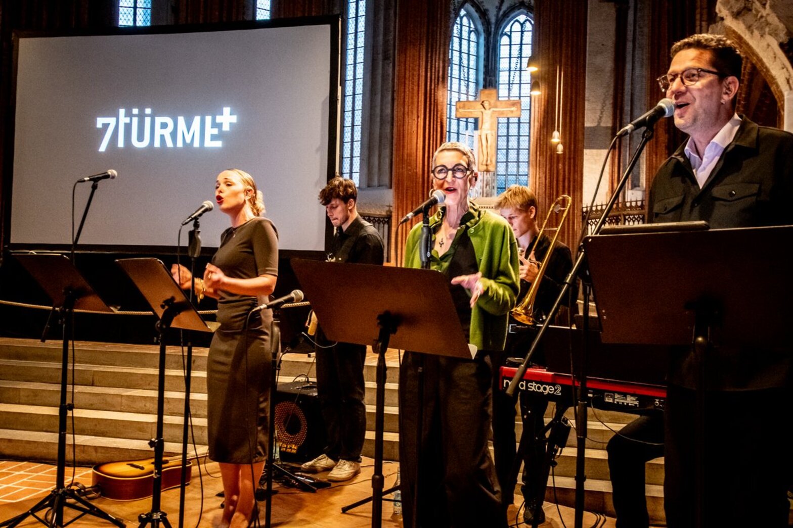 Menschen singen in einer Kirche