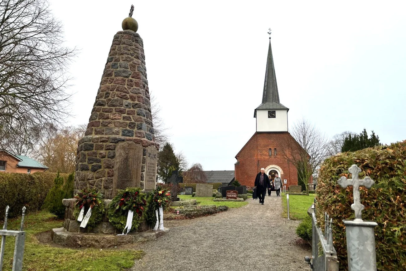 Blick auf eine Kirche im Regen