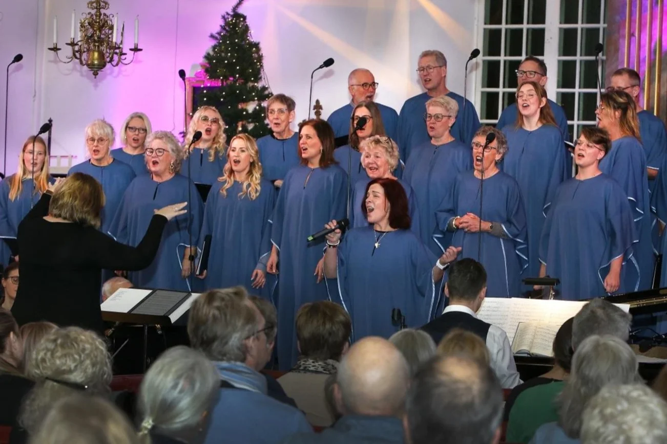 Ein Gospelchor im Konzert mit blauen Gewändern