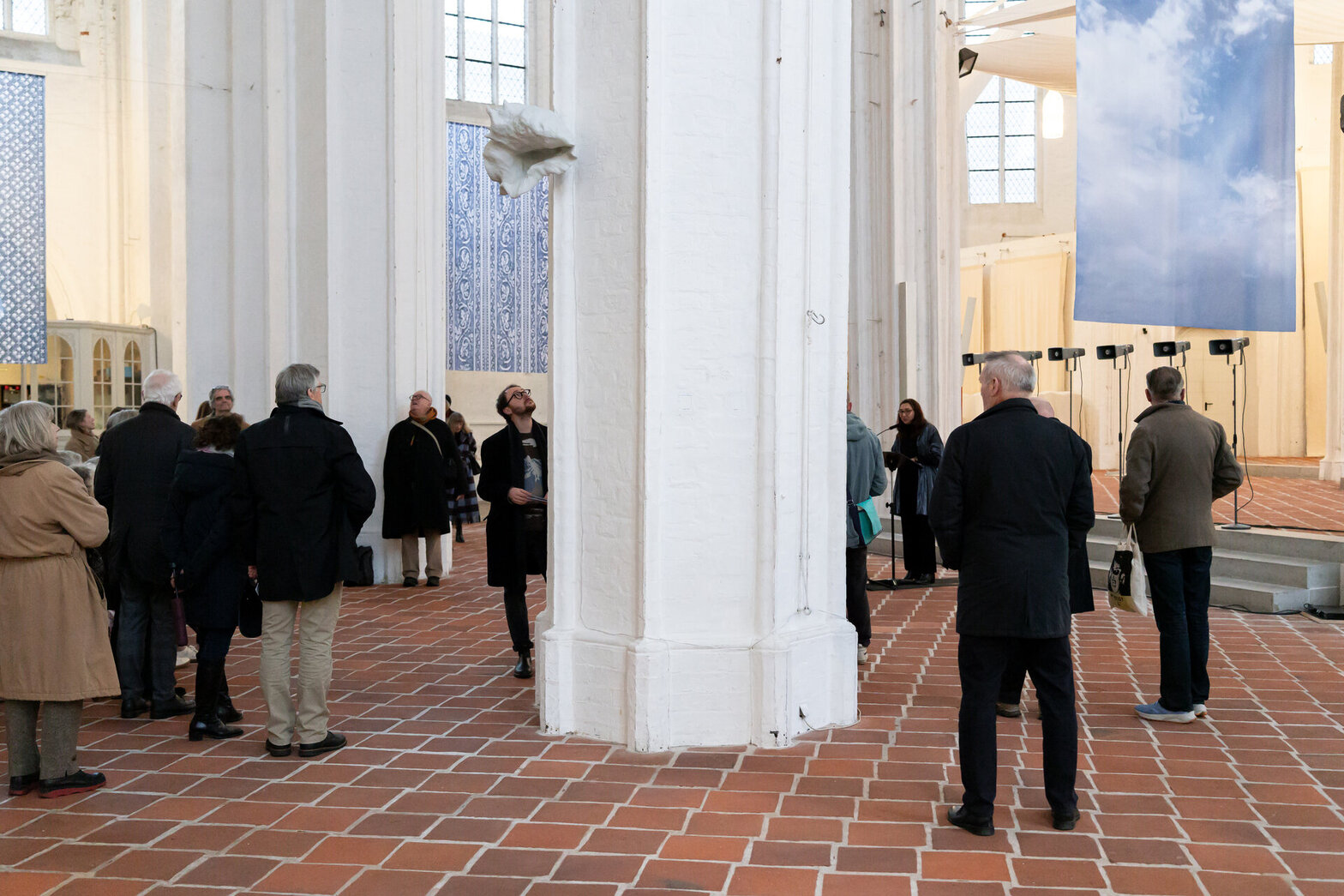 Menschen schauen sich eine Kirche von innen an 