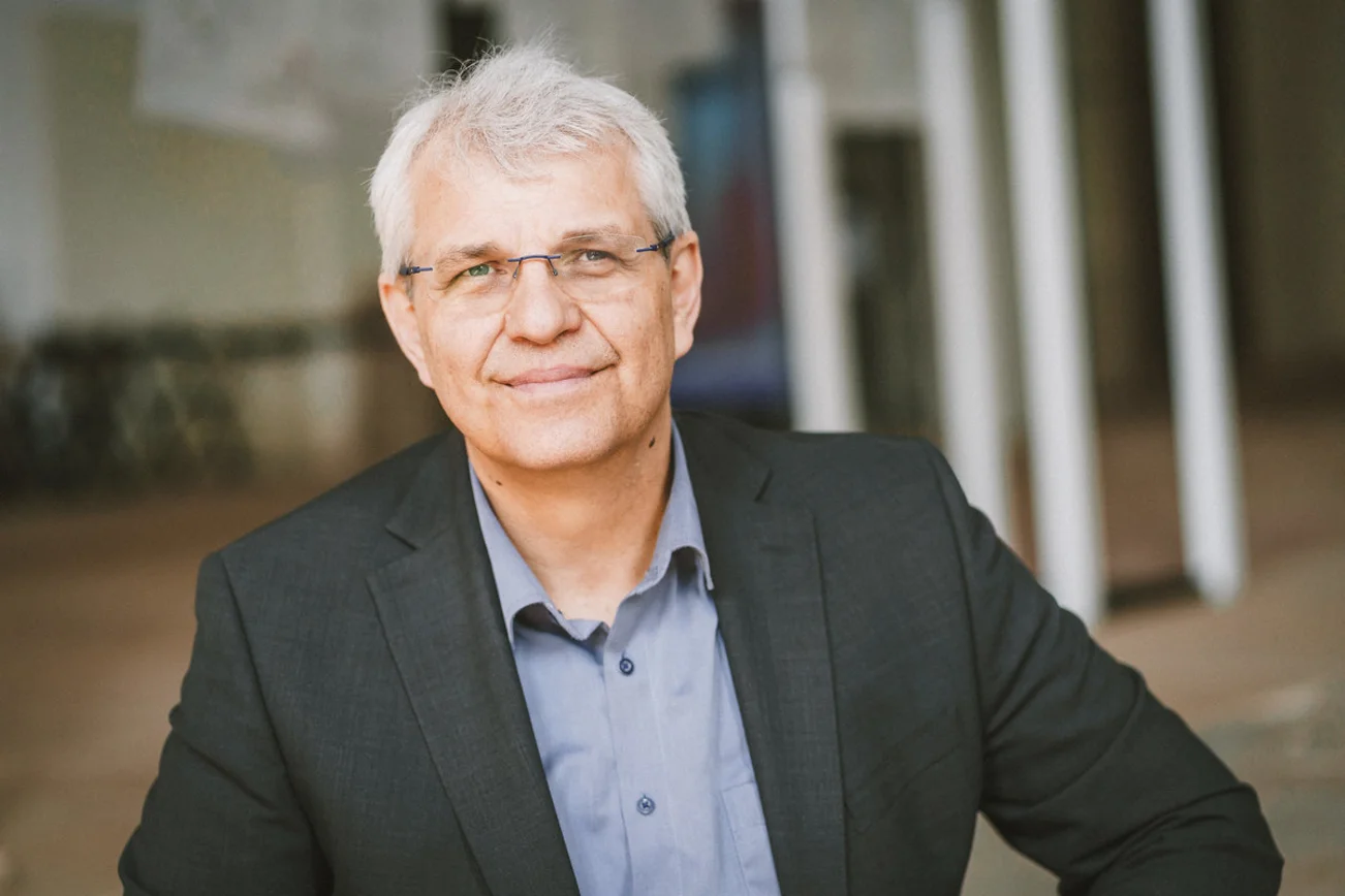 Ein Mann sitzt in einer Kirche