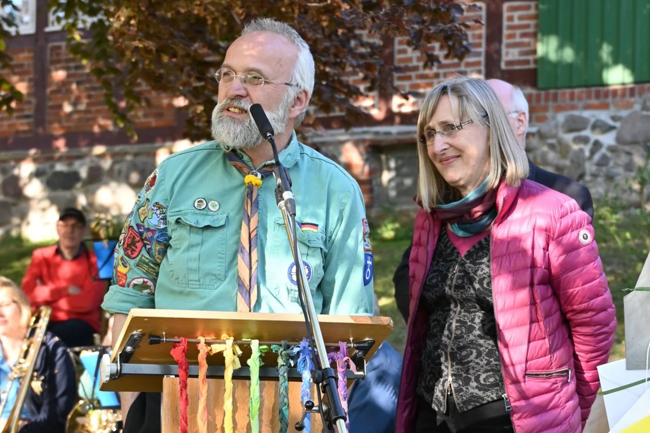 Zwei Personen stehen vor einer Kirche