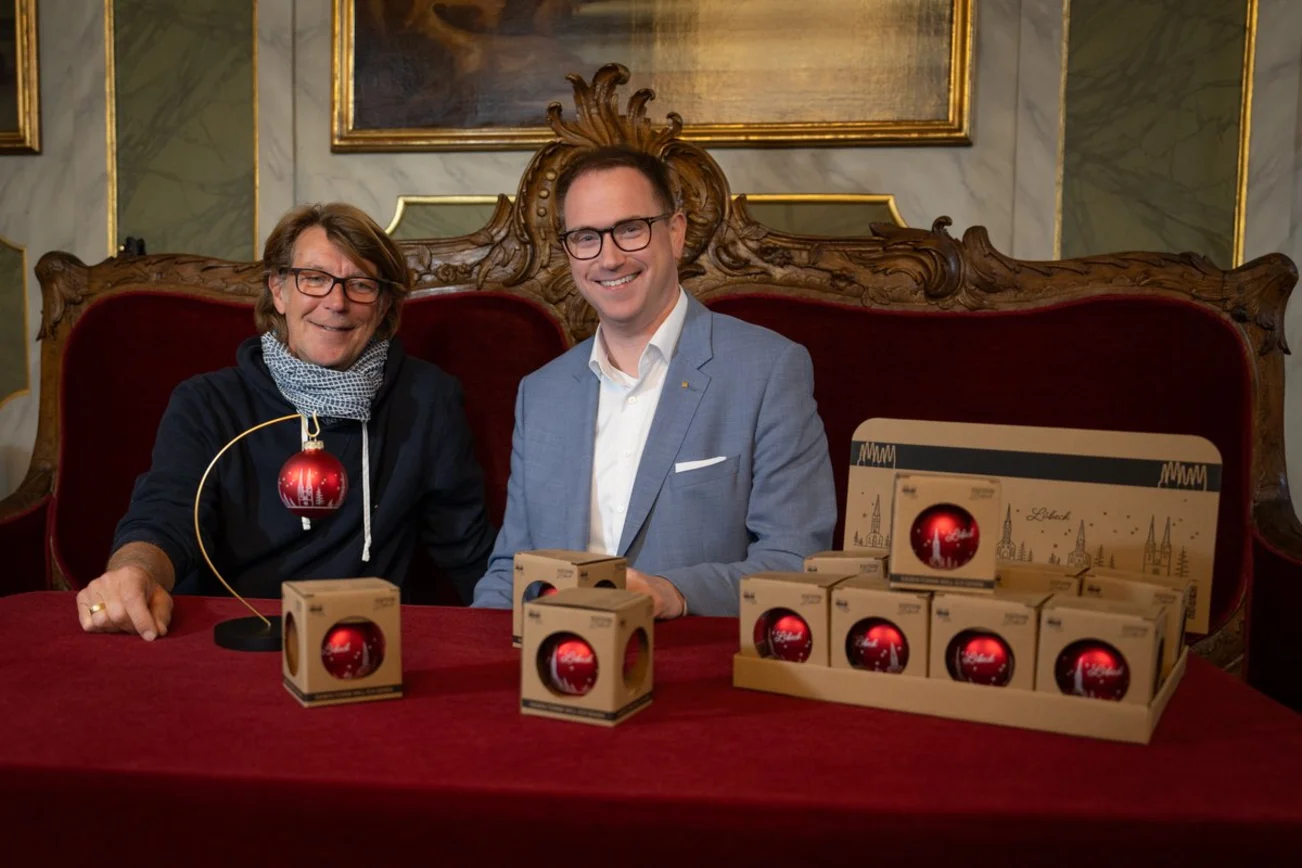 Zwei Männer auf einem Sofa