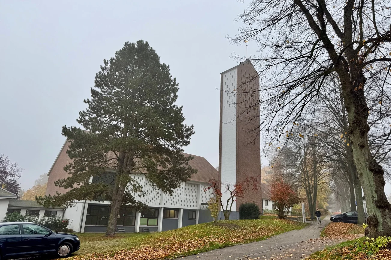 Blick auf eine Kirche vom nebligen Herbst