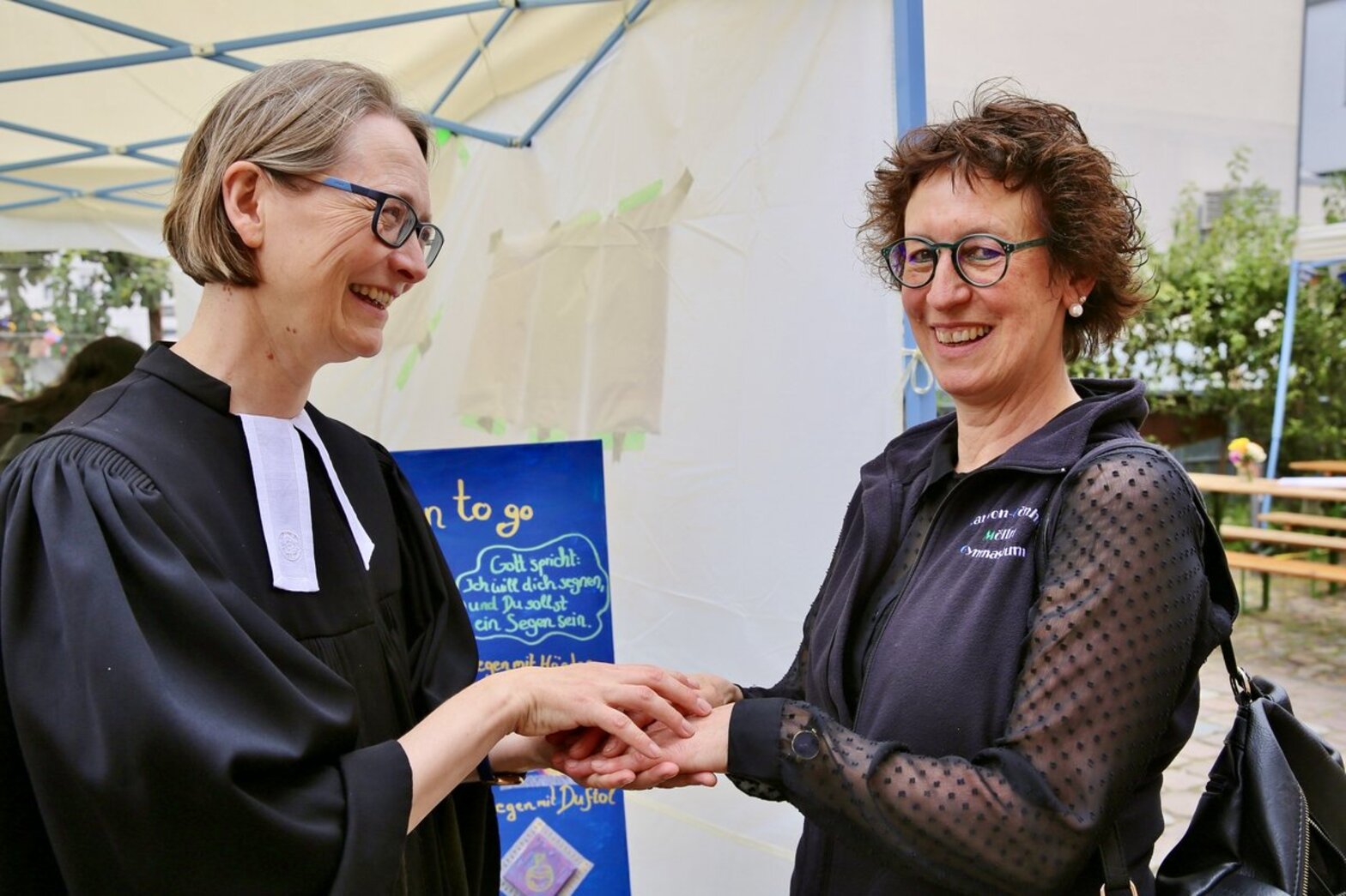 Menschen reichen sich die Hand