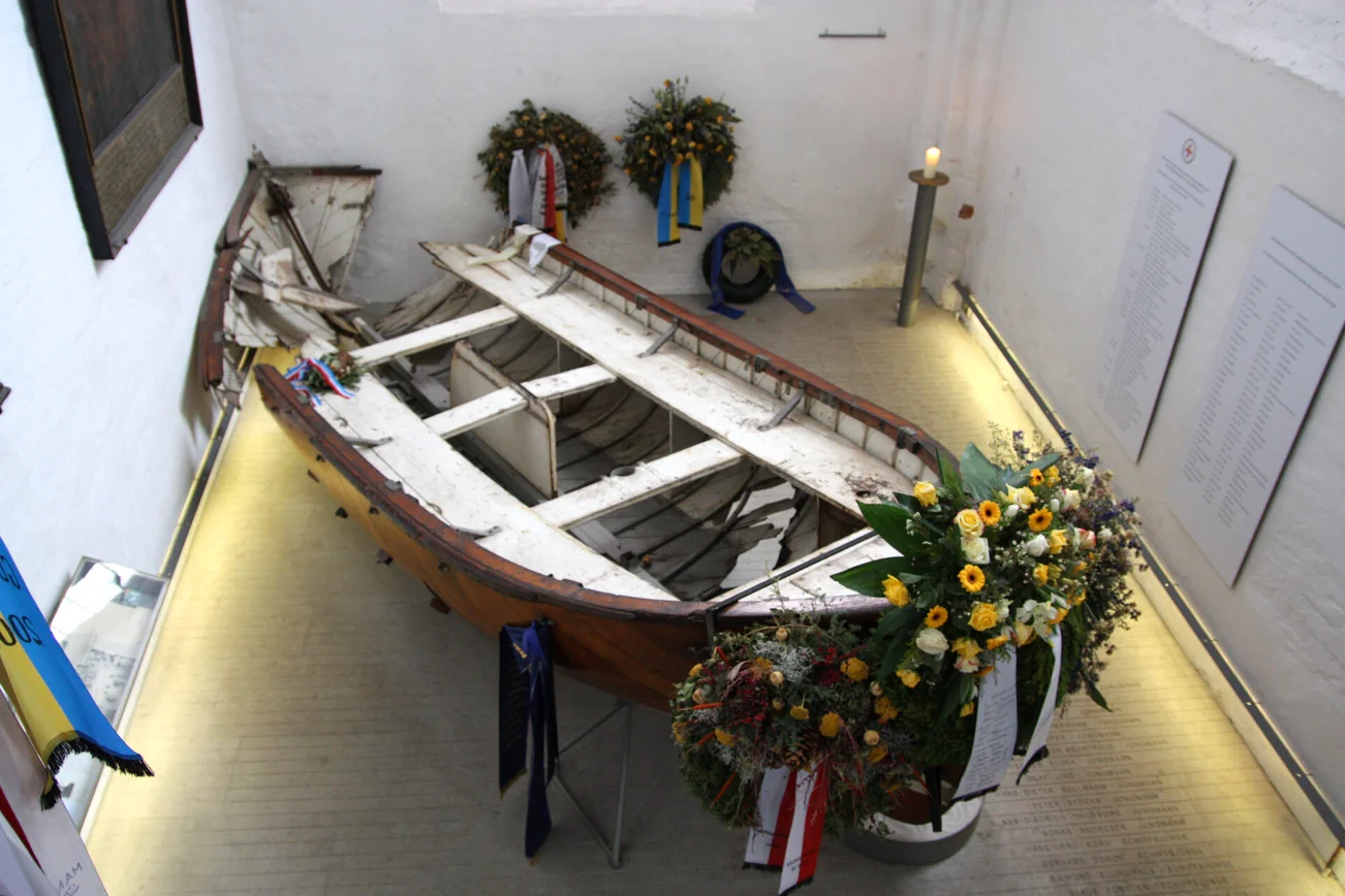 Blick auf das Rettungsboot der Pamir mit Gedenkkränzen
