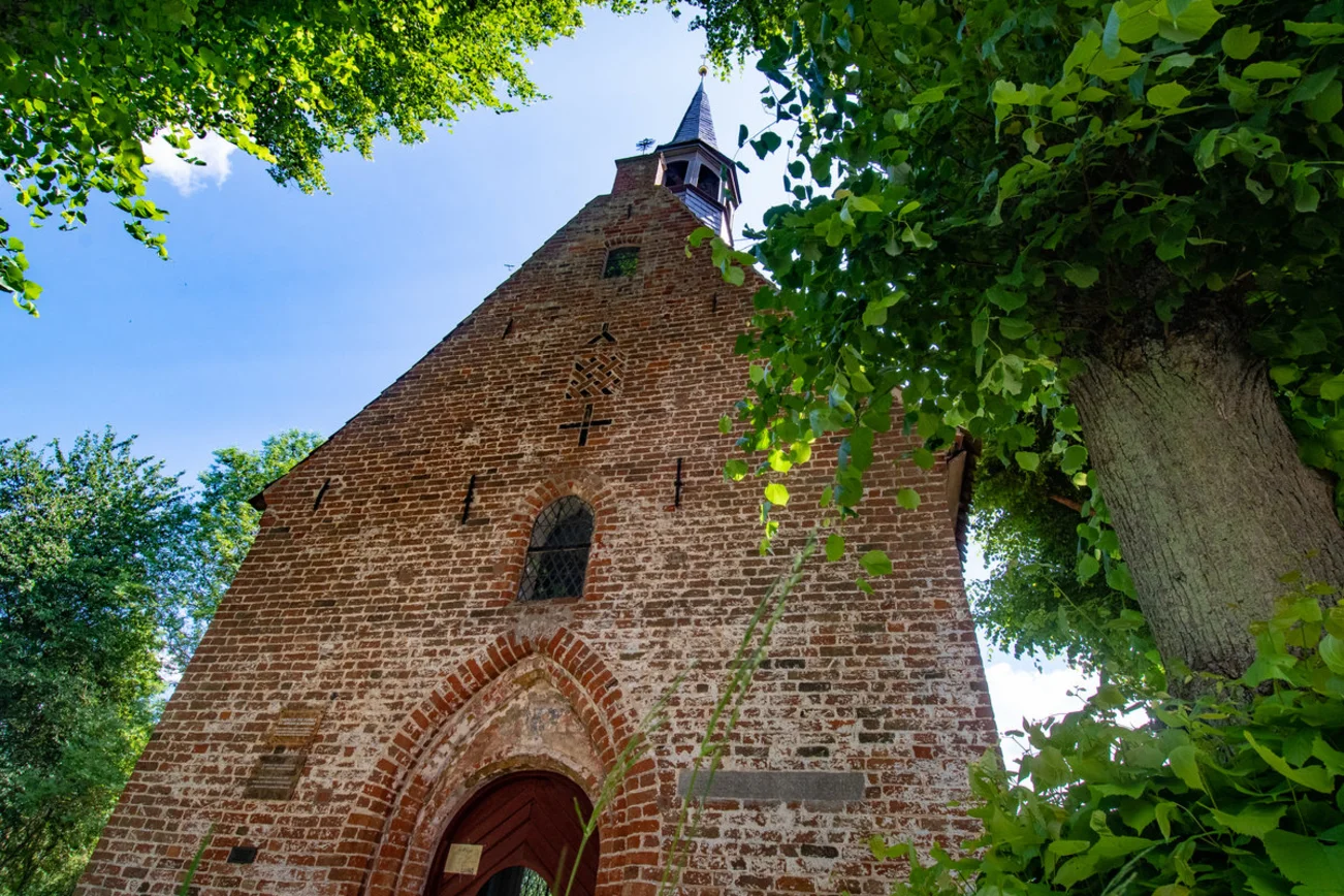 Eine Kapelle im Sommer von außen