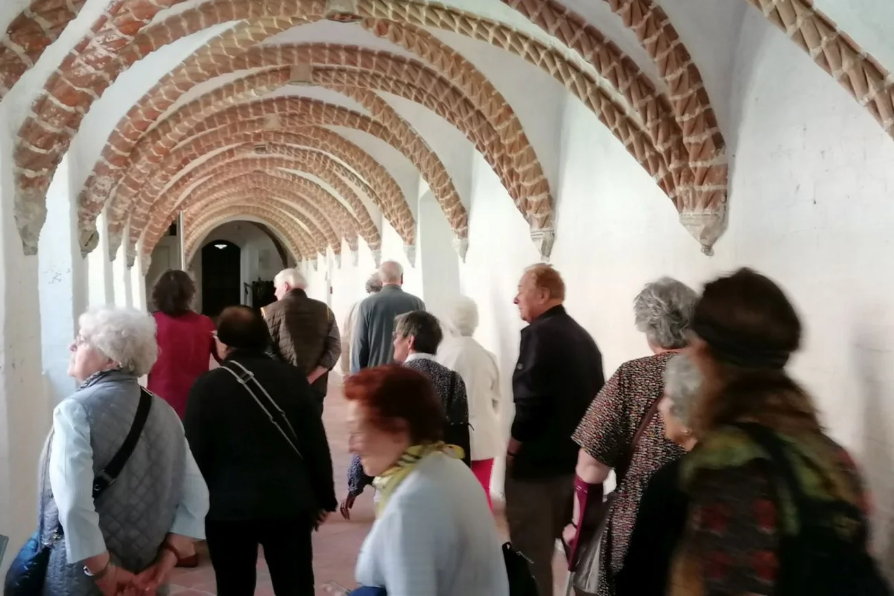 Menschen in einem Kreuzgang