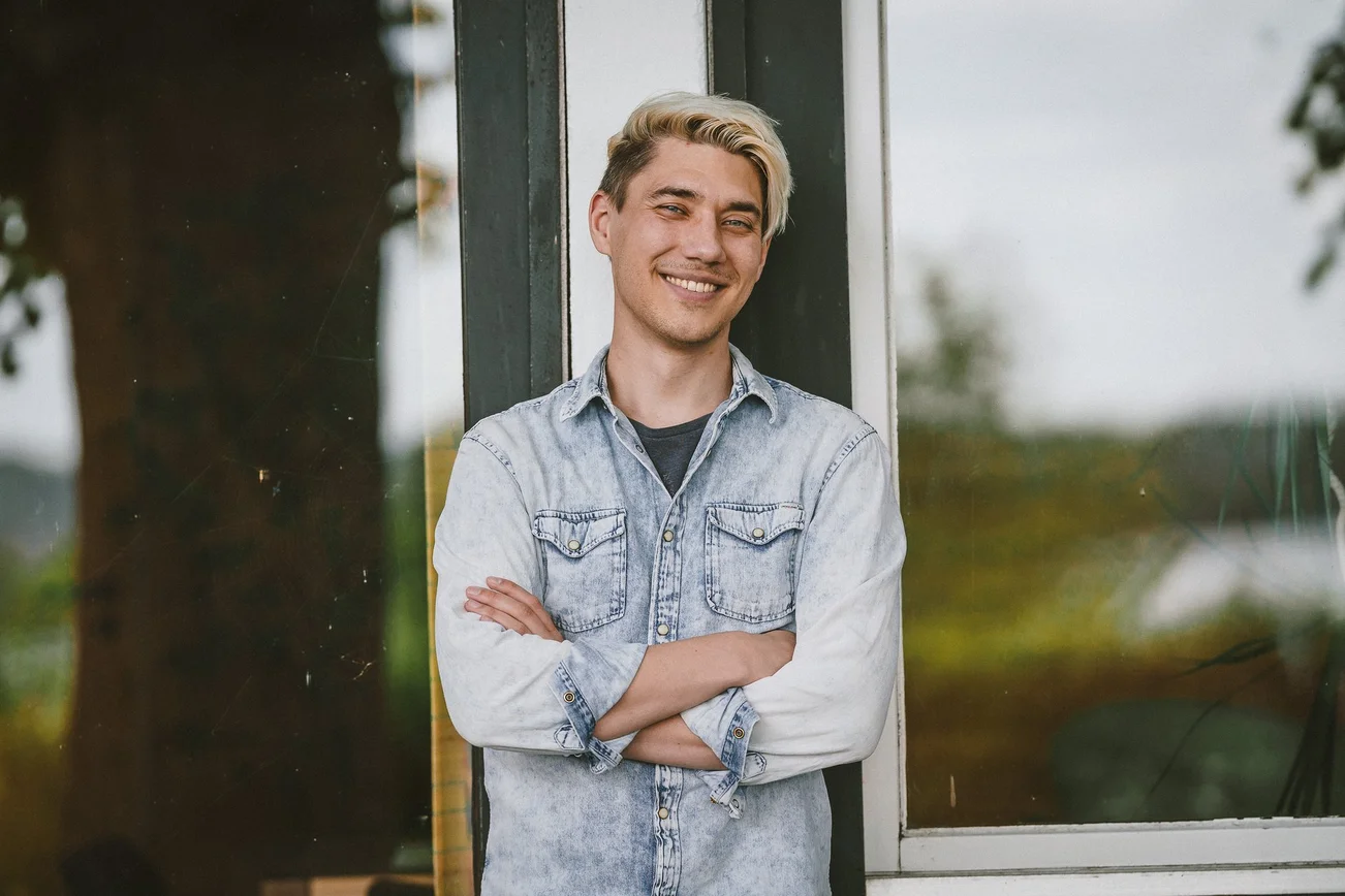 Mann lächelt in die Kamera