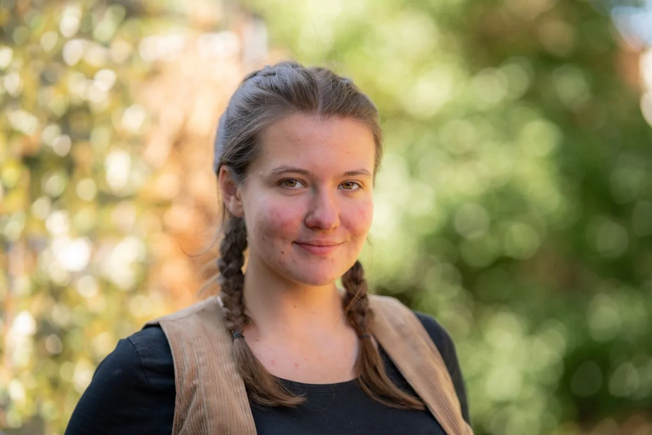 Eine Frau schaut in die Kamera