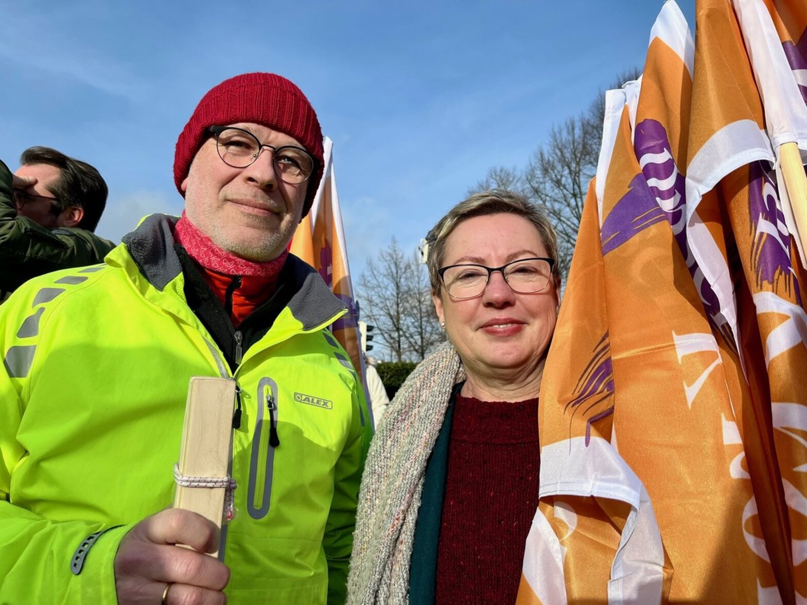 Demo gegen rechts, zwei menschen 