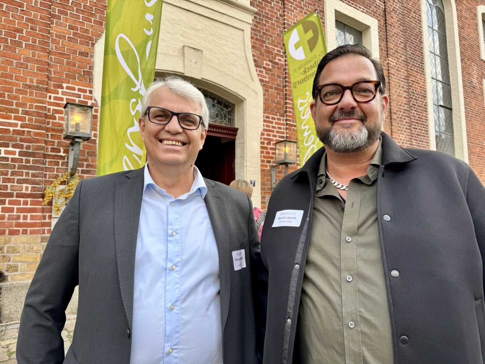 Zwei Menschen vor einer Kirche