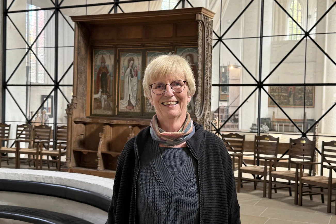 Eine Frau steht in einer Kirche