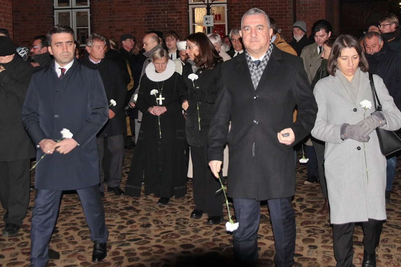 Eine Menschengruppe geht durch eine Straße