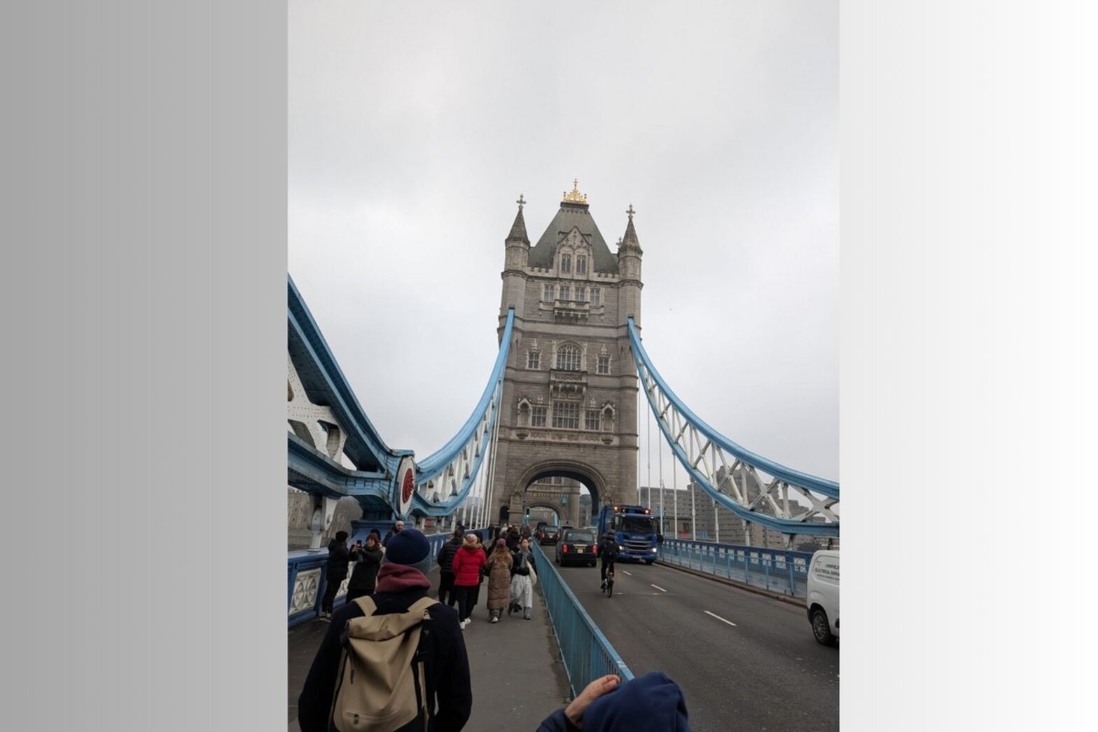 Auf der Tower Bridge in Londen mit Blick auf den Turm