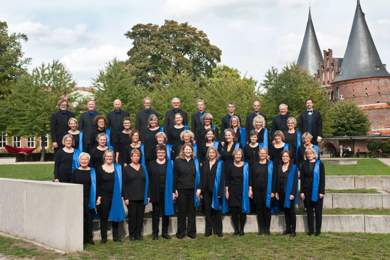 Chor in schwarzer Kleidung 