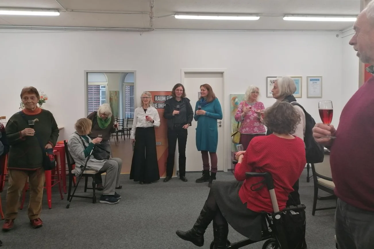 Stehende und sitzende Frauen