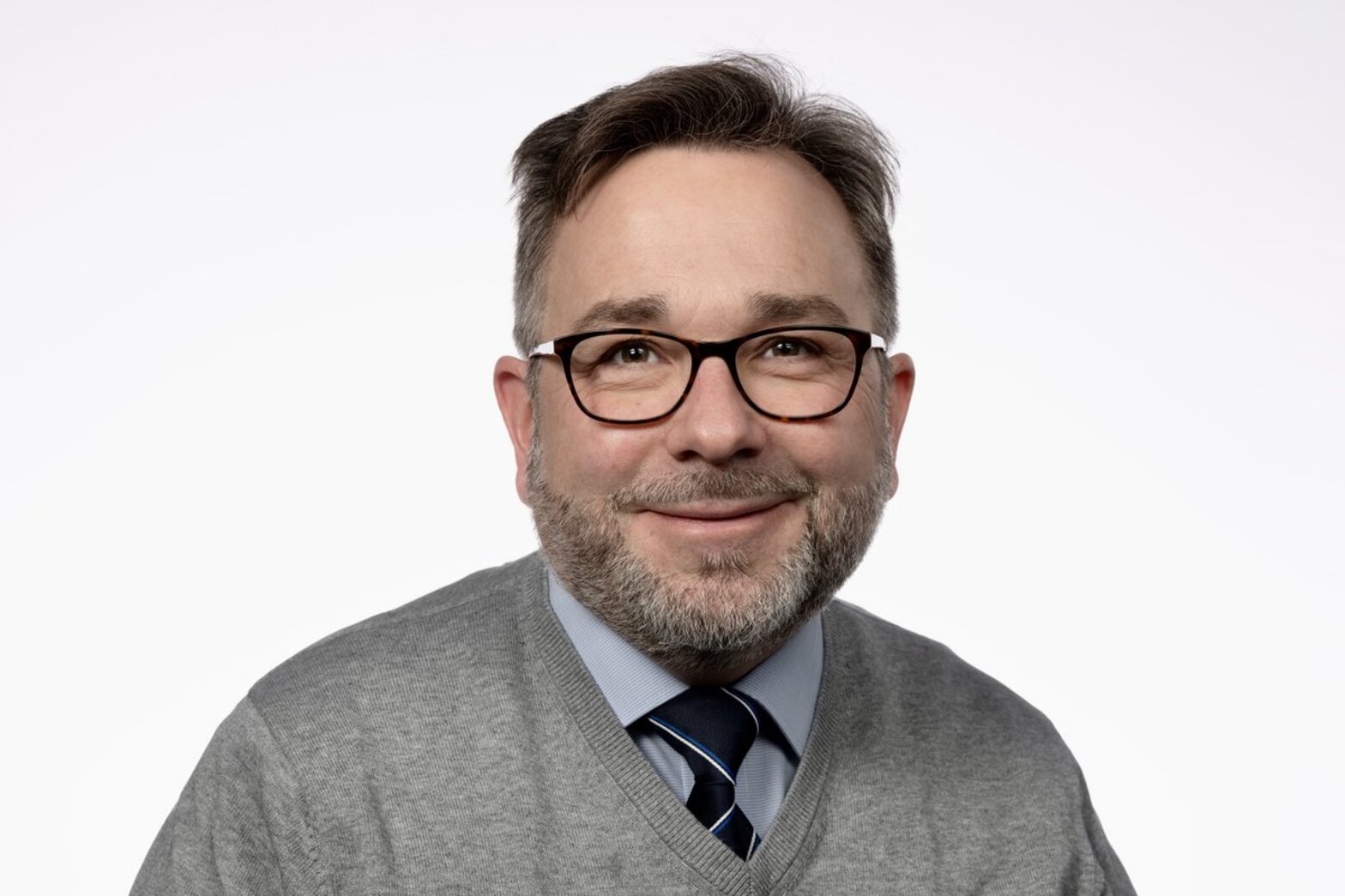 Ein Mann schaut in die Kamera