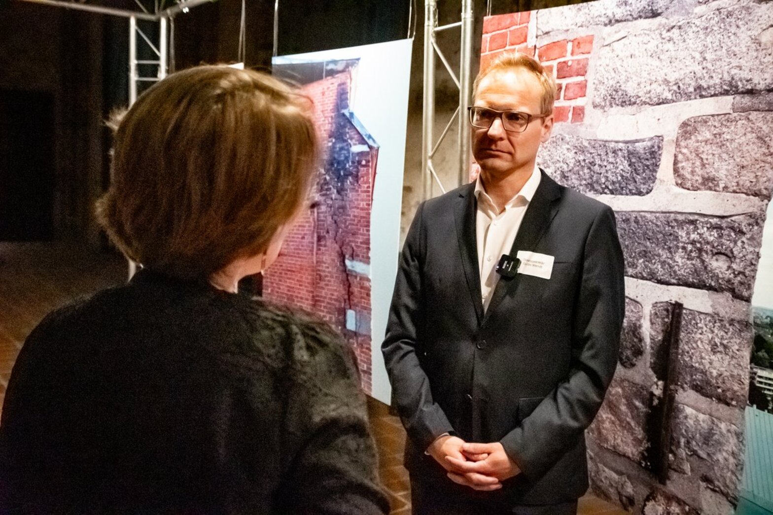 Menschen in einer Kirche