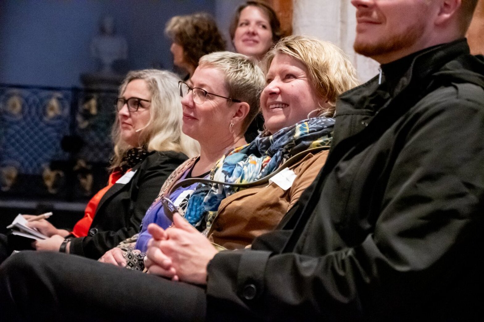 Menschen in einer Kirche