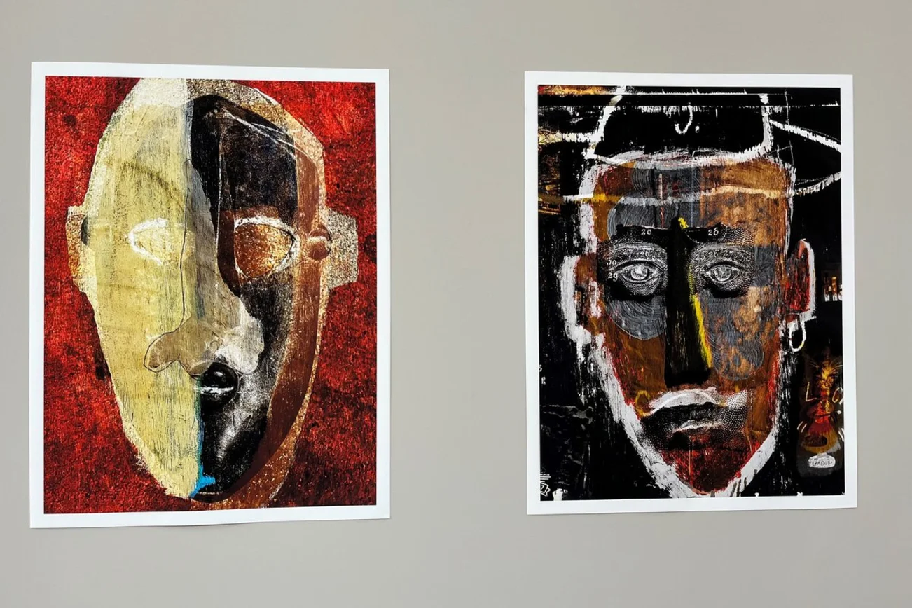 Zwei Kunstdrucke mit abstrakten Gesichtern.