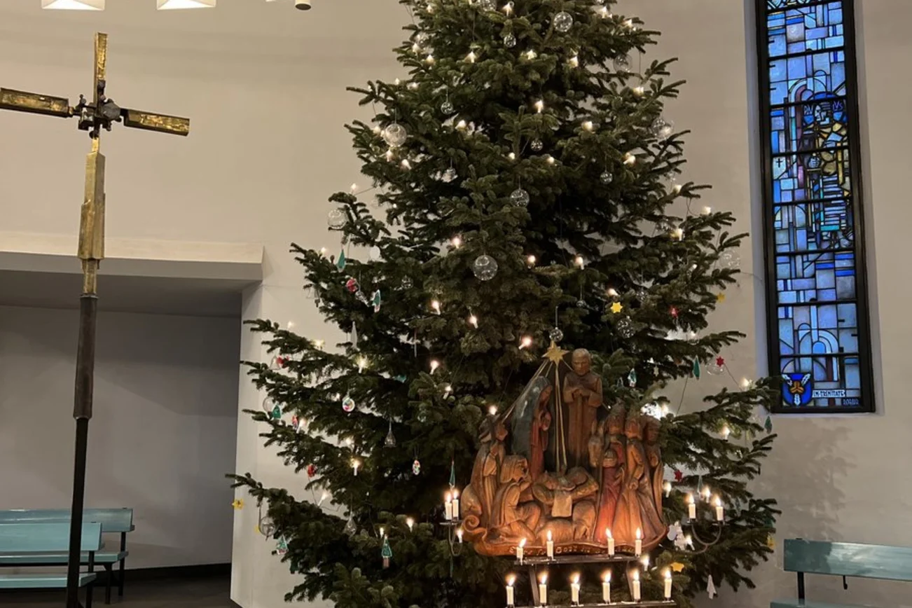 Geschmückter Weihnachtsbaum in der Aumühler Kirche 2023