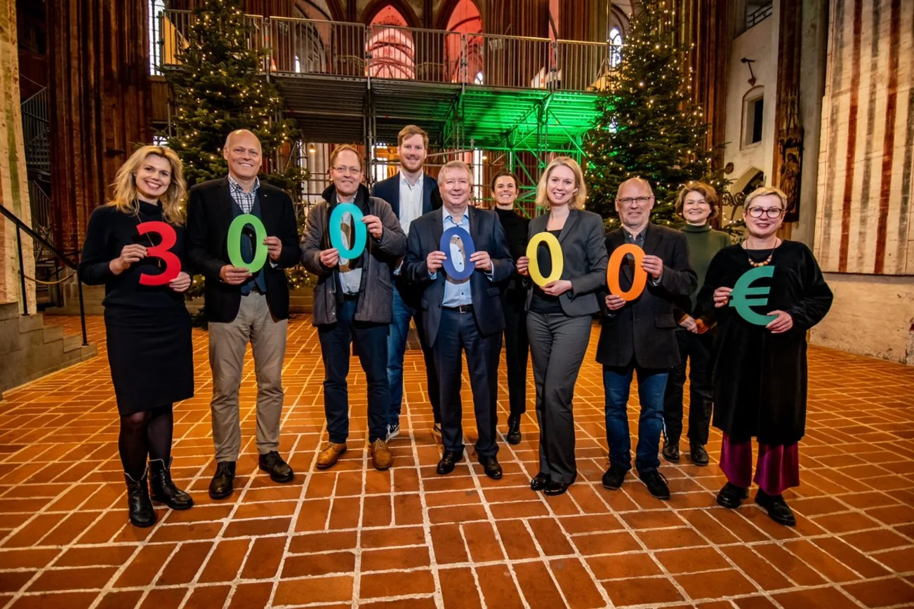 Menschen in einer Kirche 
